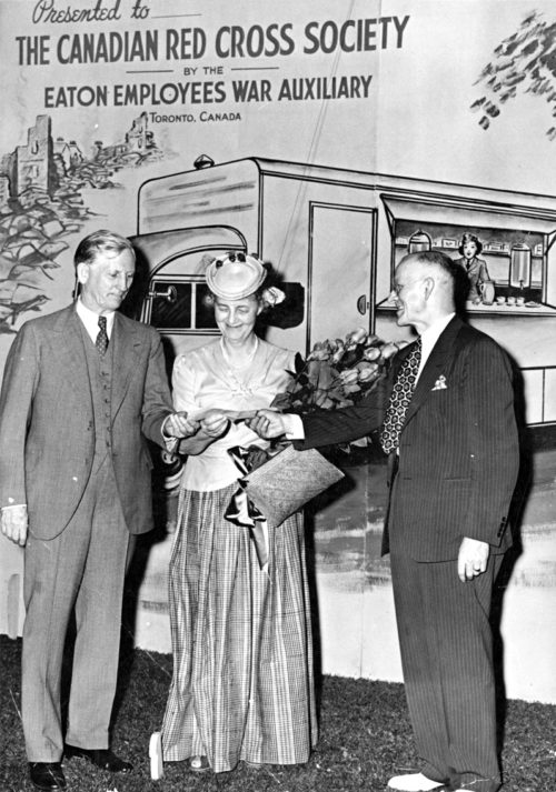 Леди Итон вручает чек на 3100 долларов Канадскому Красному Кресту в качестве пожертвования для военных нужд от сотрудников магазинов в Торонто. Июнь 1941 г.