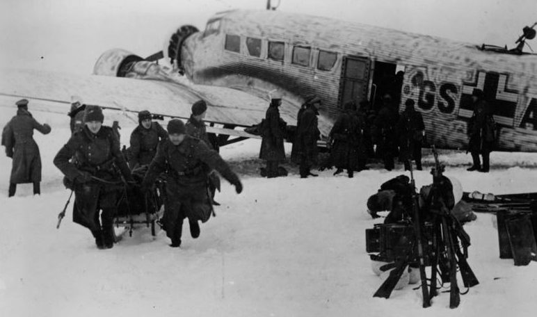 Снабжение немцев по воздуху с помощью транспортного самолета «Ju-52».Февраль 1942 г. 