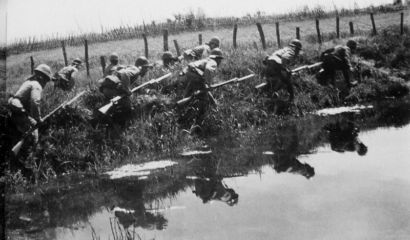 Японские солдаты совершают обходной маневр во время боев с китайской армией. 1941 г.