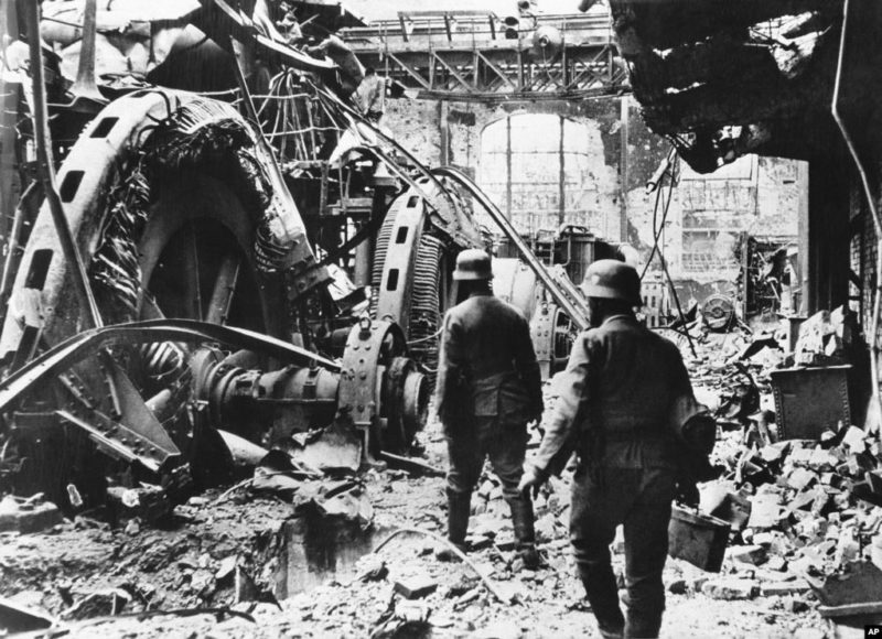 Немецкие солдаты на одном из заводов. 1942 г.
