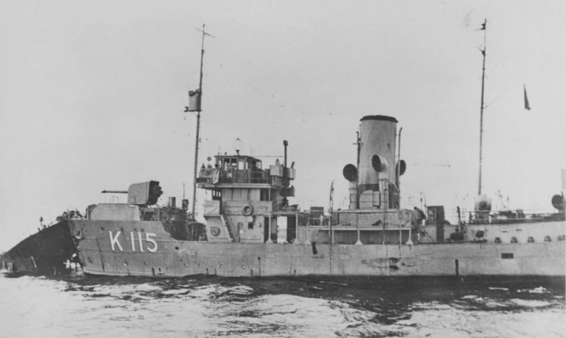 Канадский корвет «Левис» тонет после попадания торпеды с немецкой подводной лодки. 19 сентября 1941 г. 