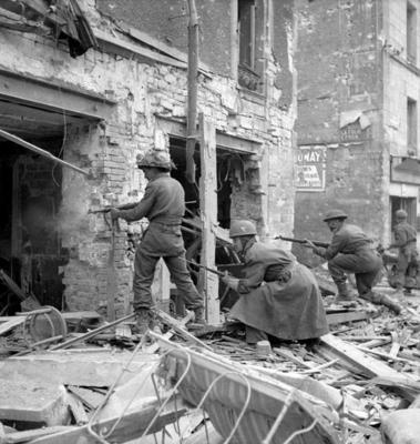 Пехотинцы Регинского стрелкового полка штурмуют здание. Кан, 10 июля 1944 г.