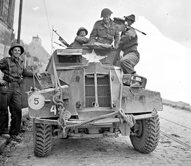 Канадцы на разведывательной машине «Хамбер», Кан, Франция. 11 июля 1944 г.