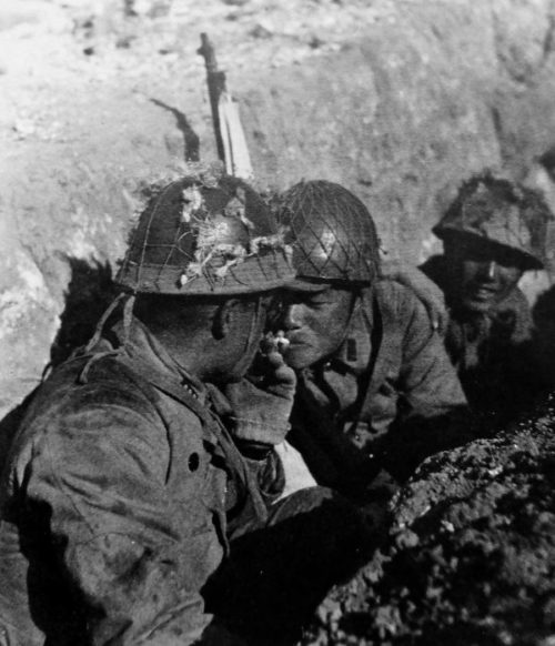 Японские солдаты курят в окопе во время боев в восточном Китае. 1941 г.