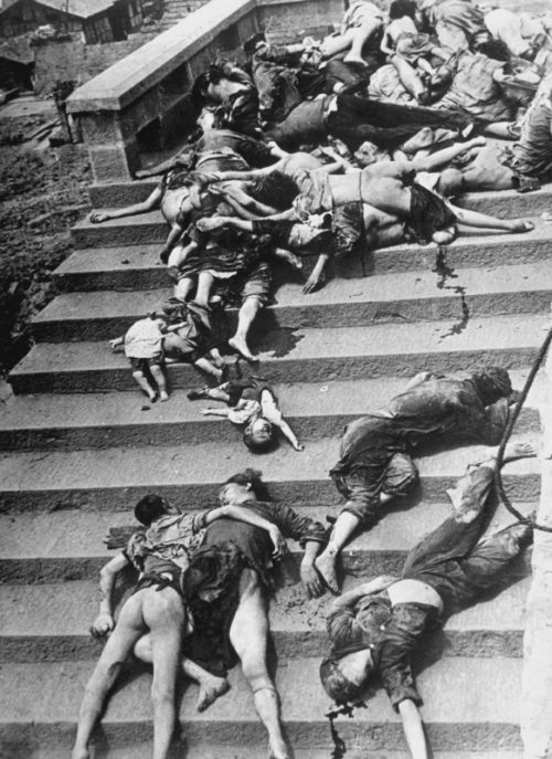 Жертвы массовой паники во время японского воздушного налета в китайском городе Чунцин. Июнь 1941 г.