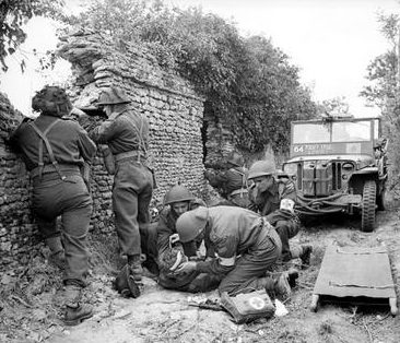 Раненный солдат недалеко от Кан. Франция, 15 июля 1944 г.