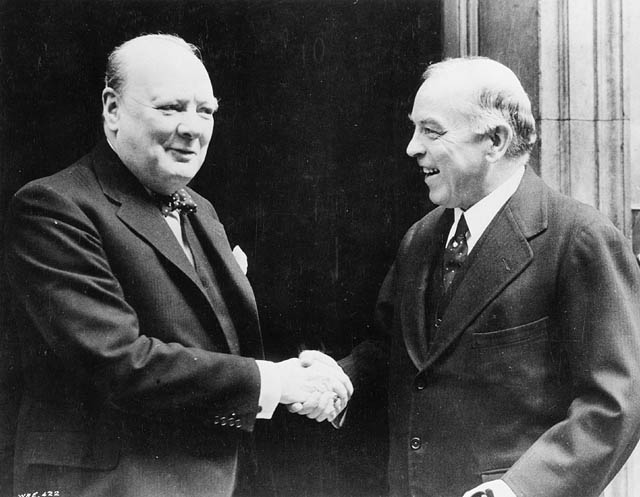Премьер-министр Великобритании Уинстон Черчилль и премьер-министр Канады Кинг Маккензи. Лондон, 1941 г.