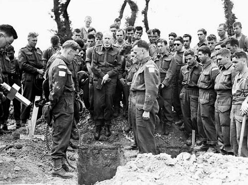 Похоронная служба на плацдарме Нормандии.16 июля 1944 г.