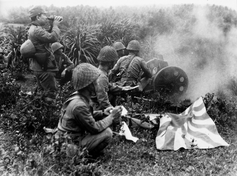 Расчет японской 70-мм гаубицы ведет огонь в северном Китае. Октябрь 1941 г. 