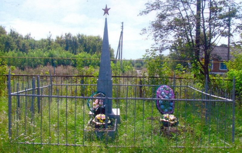 с. Шумаково Солнцевского р-на. Памятник, установленный на братской могиле, в которой захоронено 30 советских воинов.
