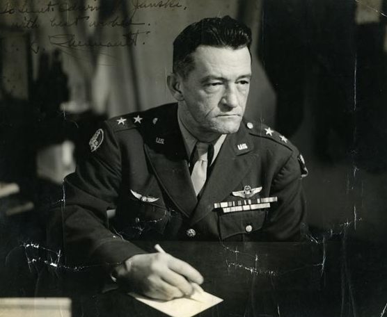 Командир группы «Летающих тигров» Клэр Ли Шено. 1941 г. 