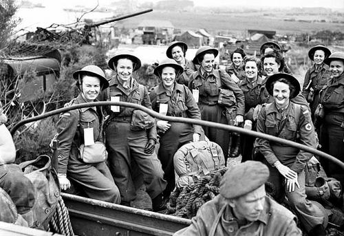 Медсестры Медицинского корпуса канадской армии во Франции после дня Д. Франция, 17 июля 1944 г. 