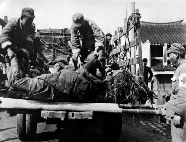 Китайские санитары грузят тела убитых на улице Шанхая. 1937 г. 