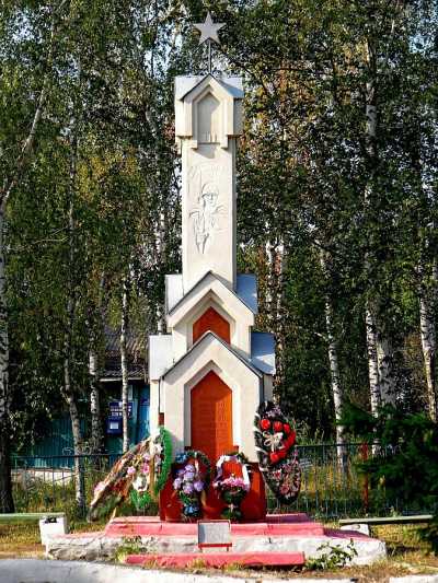 с. Ивница Суджанского р-на. Памятник, установленный на братской могиле, в которой захоронено 47 советских воинов, в т.ч. 30 неизвестных.