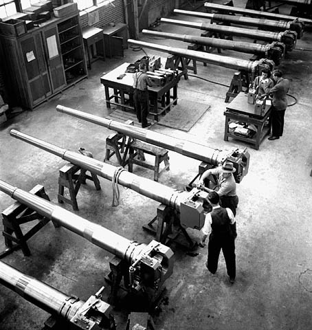 Изготовление корабельных орудий на заводе в Квебеке. Январь 1942 г.