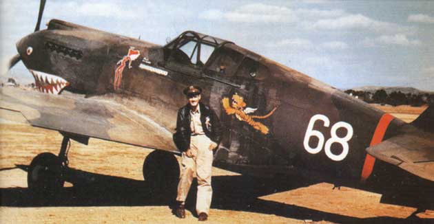 Чарльз Олдер со своим P-40B на аэродроме Куньмине. 1941 г.