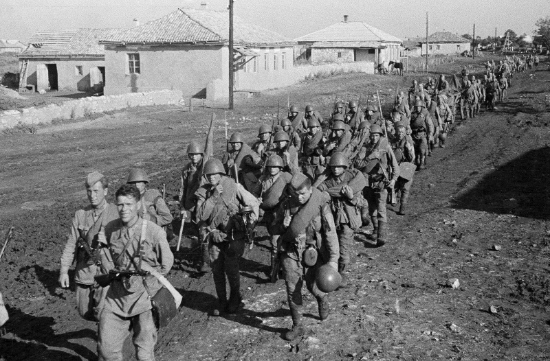 Бойцы Красной Армии на марше к Сталинграду. Июль 1942 г.