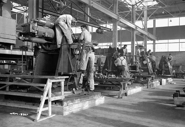 Изготовление корабельных орудий на заводе в Квебеке. Январь 1942 г.
