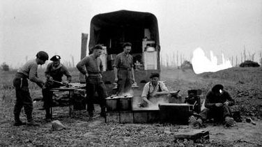 Импровизированная полевая кухня возле Восселя, Франция. 19 июля 1944 г.