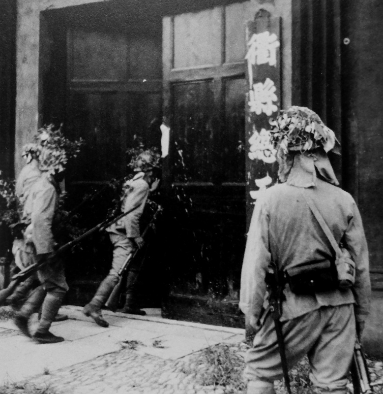 Японские солдаты ищут партизан в китайском городе. Апрель 1942 г. 