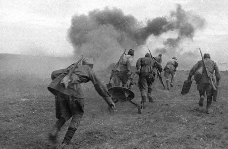 Советские минометчики с 82-мм минометом меняют позицию в районе Сталинграда. Июль 1942 г.