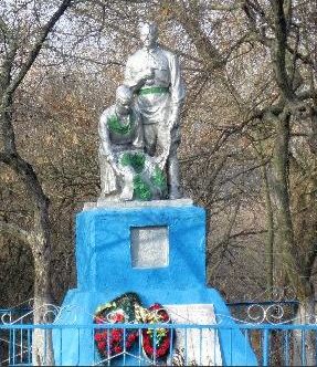 с. Николаево-Дарьино Суджанского р-на. Памятник, установленный на братской могиле, в которой захоронено 43 советских воинов, в т.ч. 21 неизвестный.
