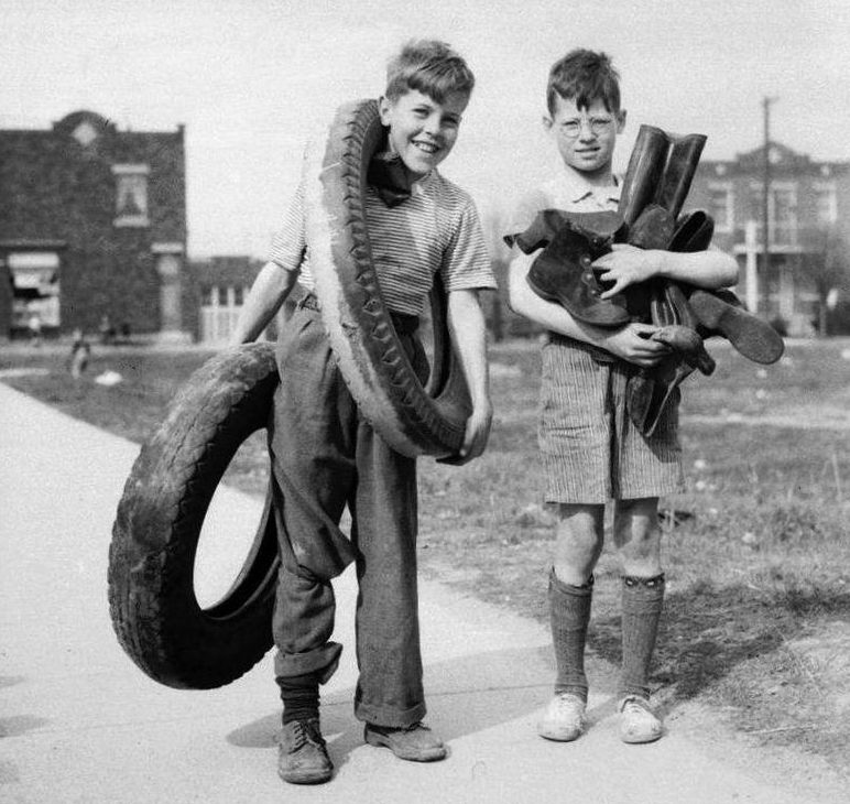 Два мальчика в районе Роземонт собирают резину для военных нужд. Монреаль, 29 апреля 1942 г. 