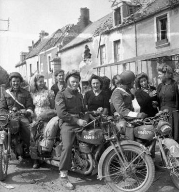 Местное население с канадскими солдатами. Флери-сюр-Орн. Франция, 20 июля 1944 г.