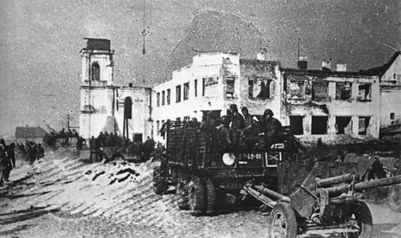 Красная Армия входит в город. Июль 1944 г. 