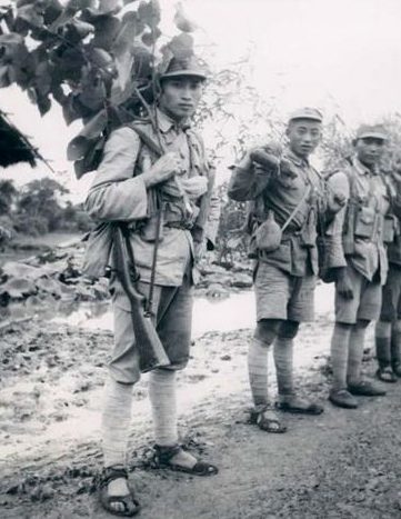 Солдаты в камуфляже из листьев. 1942 г. 