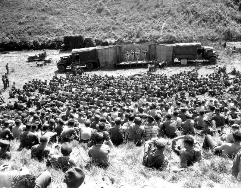 Канадские солдаты смотрят шоу «Invasion Revue». 30 июля 1944 г. 