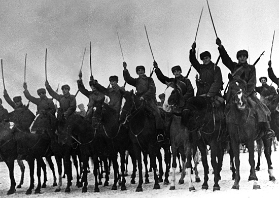 Советские кавалеристы в строю во время битвы за Москву. 