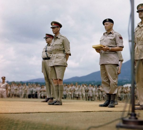 Британский король Георг VI в Италии в день награждения солдат и офицеров союзников, отличившихся в боях. 31 июля 1944 г.