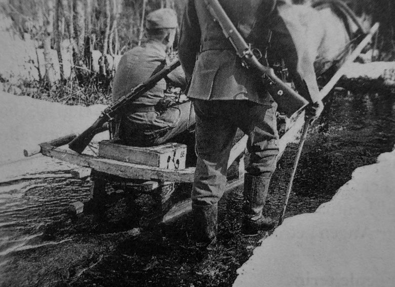 Солдат Вермахта в санях в Демянском котле. Март 1942 г.
