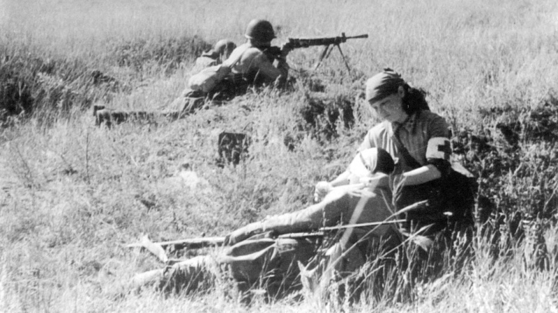 Медсестра на поле боя оказывает помощь раненому бойцу. Июль 1942 г.