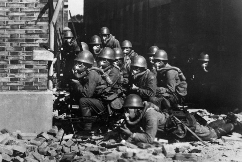 Японские войска на руинах Шанхая. 1937 г.