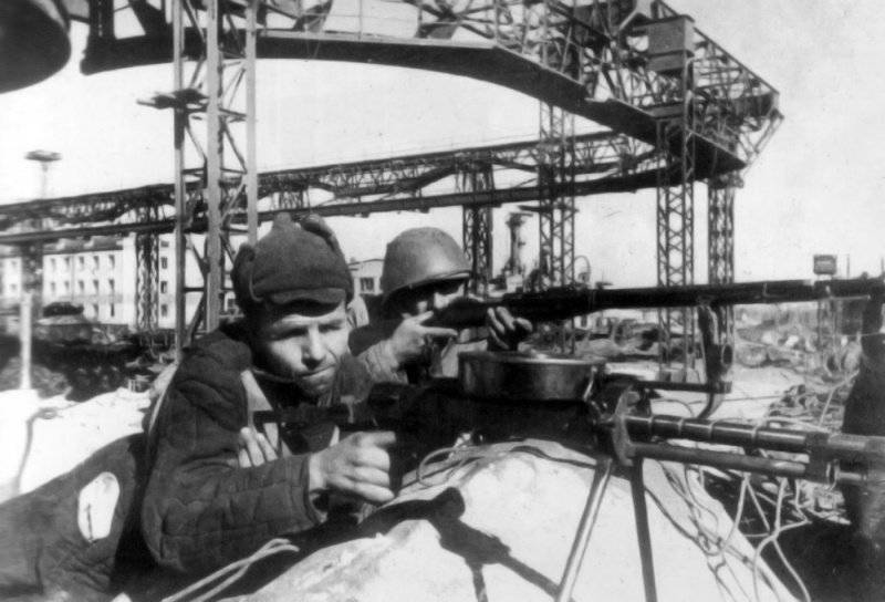 Рабочие Сталинградского тракторного завода в обороне. Июль 1942 г.