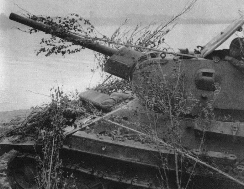 Замаскированный советский танк Т-34-76 на восточном берегу Волги. Июль 1942 г.