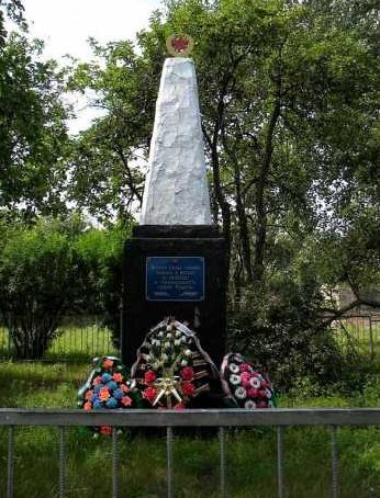 с. Русское-Поречное Суджанского р-на. Братская могила и памятник советским воинам, погибших в период войны. Всего захоронено 28, в т.ч. 23 неизвестных. 
