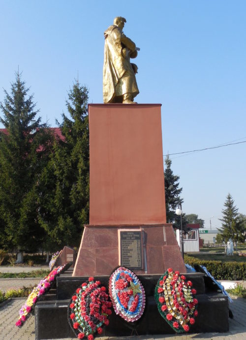 г. Суджа. Памятник, установленный в 1963 году на братской могиле, в которой захоронено 573 советских воина, в т.ч. 248 неизвестных.