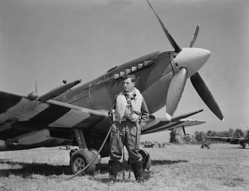 Канадский летчик Cид Брегман у истребителя «Спитфайр» в Нормандии. 2 августа 1944 г.