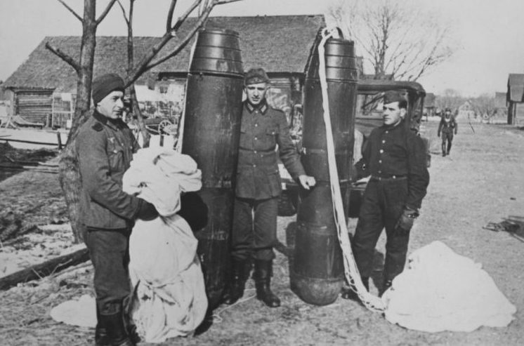 Немецкие солдаты с контейнерами, сброшенными с самолетов. Апрель 1942 г.