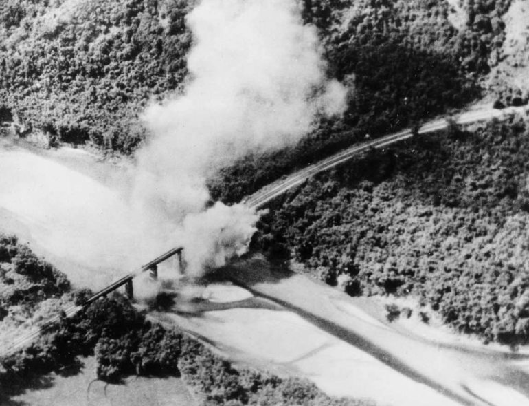 Аэрофотосъемка бомбежки японской авиацией моста между Уханью и Гуанчжоу. Октябрь 1937 г. 