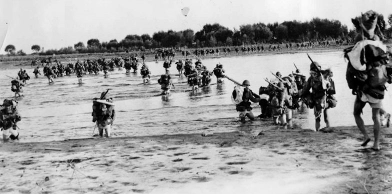 Японские солдаты переходят вброд реку в северном Китае. 1937 г. 