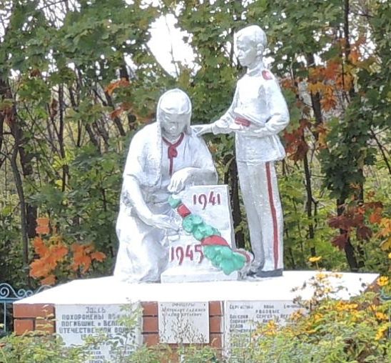 с. 2-е Выгорное Тимского р-на. Памятник, установленный в 1962 году на братской могиле, в которой захоронено 250 советских воина, в т.ч. 213 неизвестных.