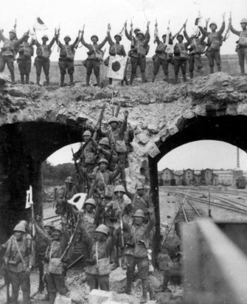 Японские солдаты на захваченной железнодорожной станции в китайском городе Тяньцзин. 1937 г.