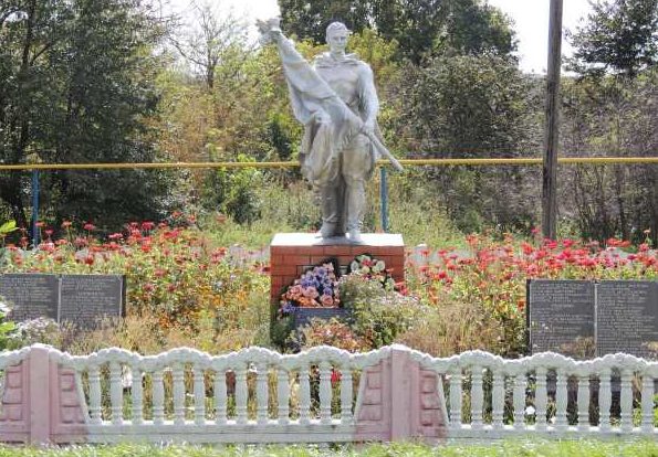 с. Погожее Тимского р-на. Памятник, установленный в 1955 году на братской могиле, в которой захоронено 144 советских воина. 