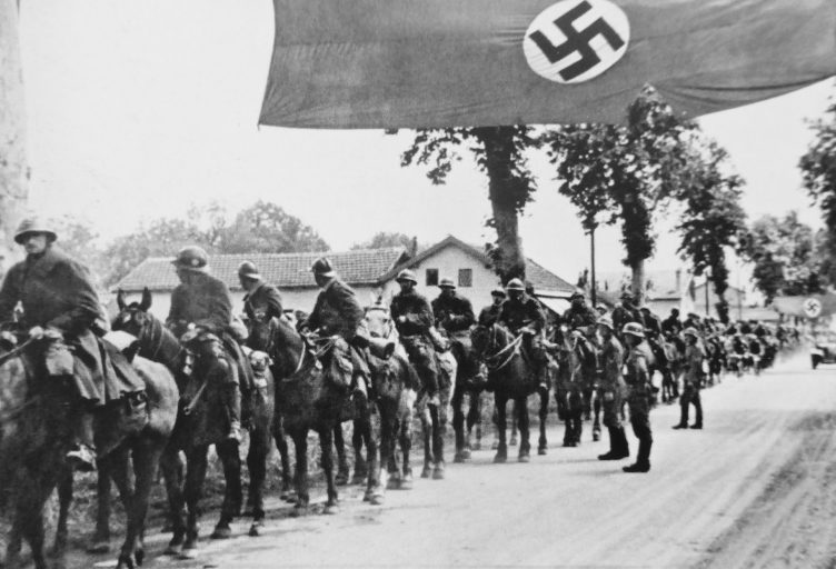 Пленные французские кавалеристы в деревне в восточной Франции. Июнь 1940 г.