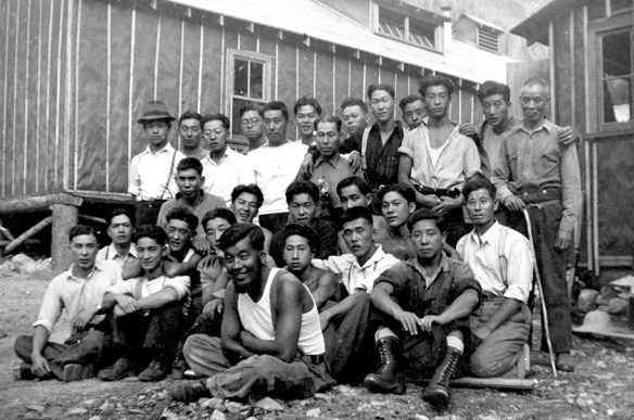 Японские интернированные в дорожном лагере на озере Гриффин. Июль 1942 г.