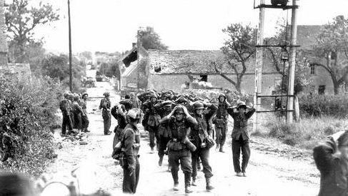 Немецкие солдаты сдаются канадским войскам в Сен-Ламбер. Франция, 19 августа 1944 г.